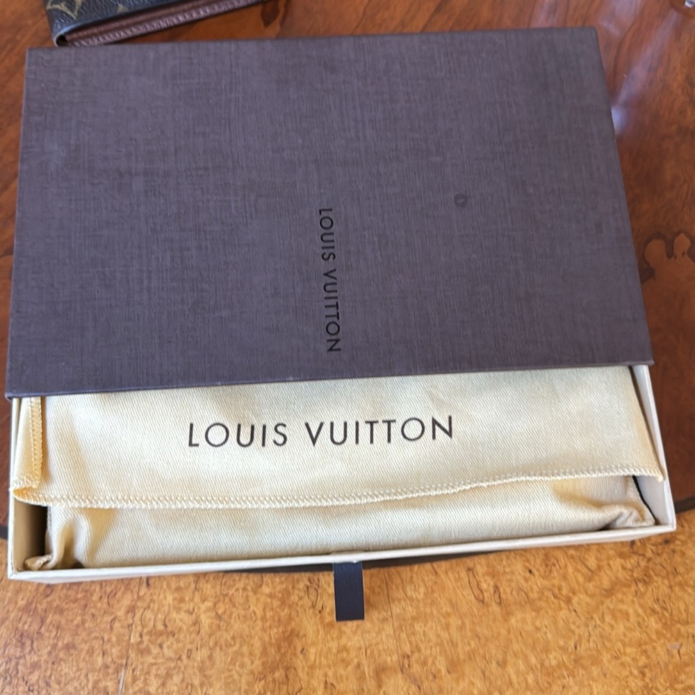 Authentic Pre-Loved Louis Vuitton Monogram Long wallet - Snap closure - zipper - Picture 9 of 9